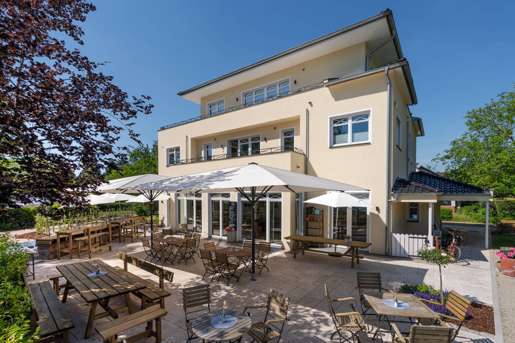 Wohnhaus mit Café Wohnhaus mit Café